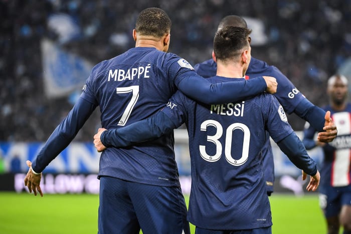 Leo Messi y Kylian Mbappé se abrazan en uniforme de PSG